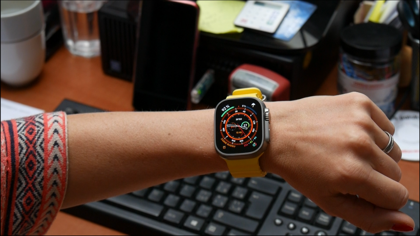 Apple Watch Ultra na dámském zápěstí o obvodu 17 cm.