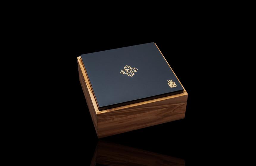 Součástí hodinek je nádherná dřevěná krabička s logy obou značek