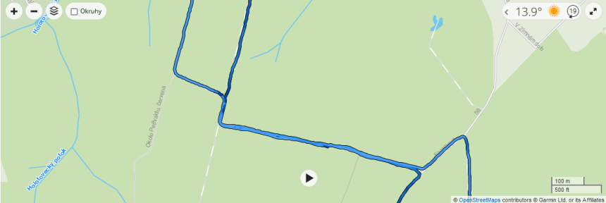 Záznam trasy z Tactix 7 AMOLED v zalesněném prostředí.